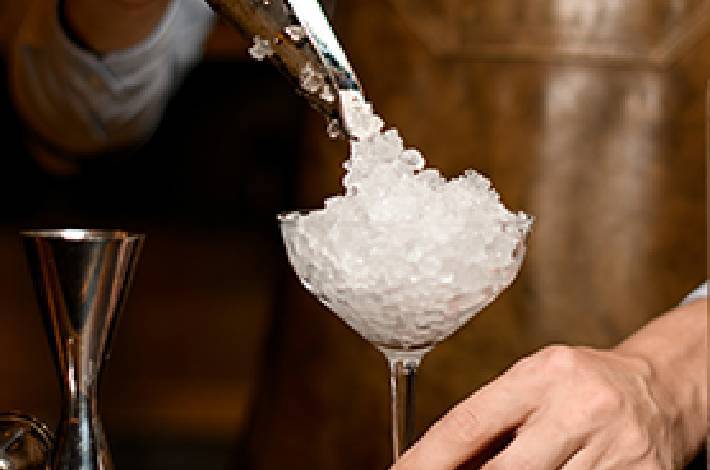 https://www.ohlq.com/globalassets/article-images/behind-the-bar/pro-tips-better-cocktail-ice/crushed.jpg?quality=70&upscale=false