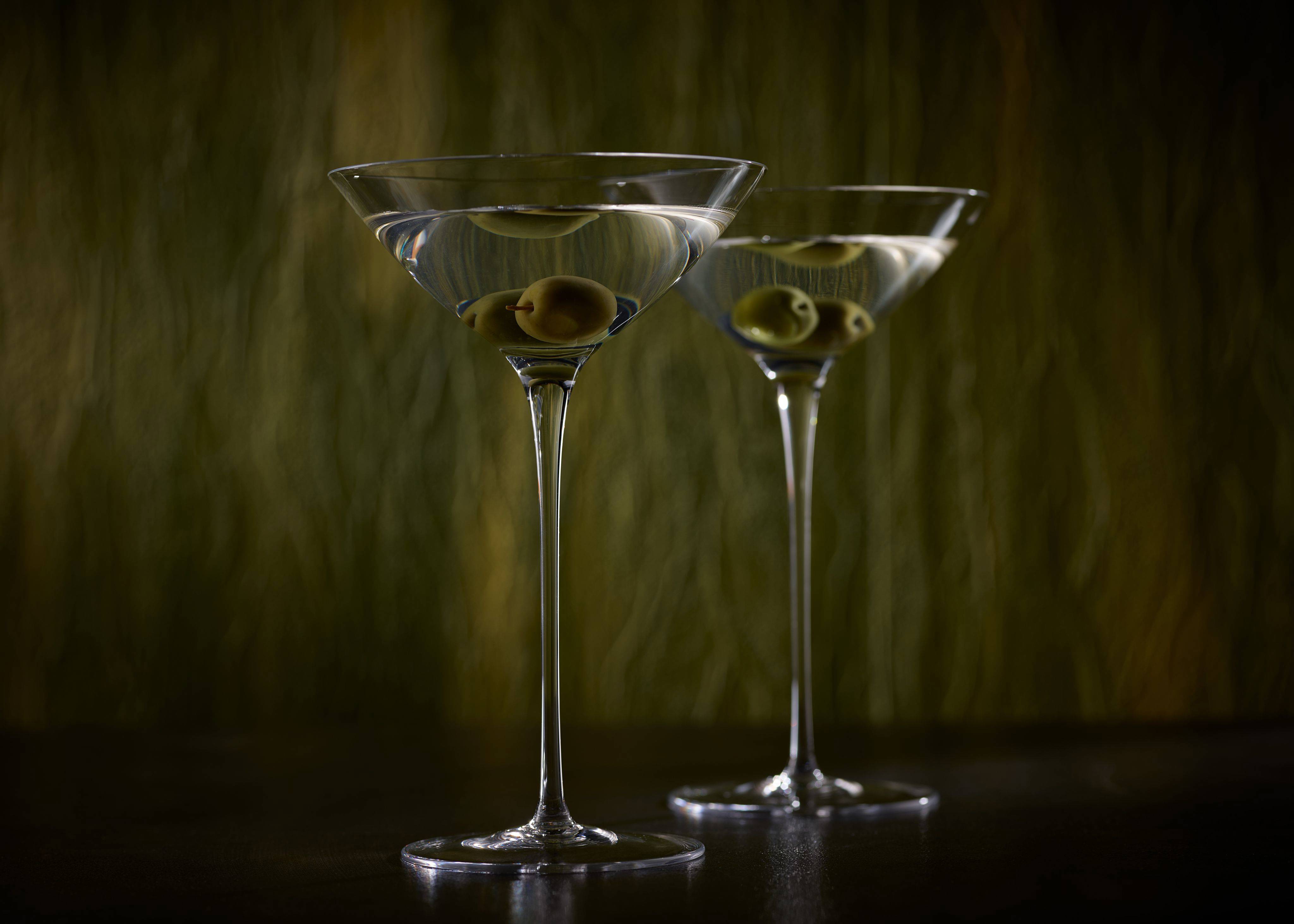 https://www.ohlq.com/globalassets/recipe-images/gin-martini/ginmartini-lifestyledesktophero_836.jpg?quality=70&upscale=false