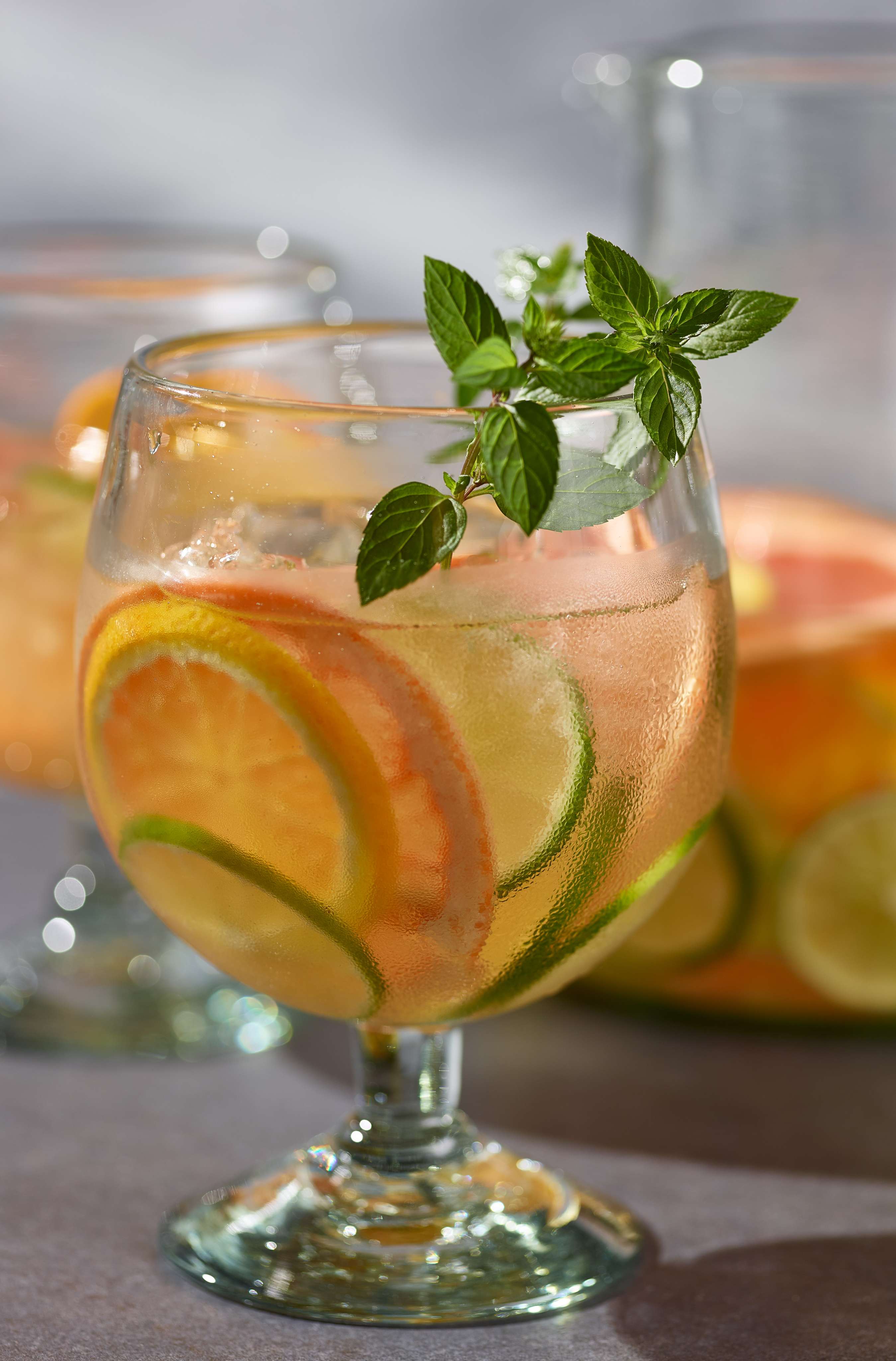 https://www.ohlq.com/globalassets/recipe-images/orange-sangria/orange-sangria_lifestyle-mobile_hero_1203.jpg