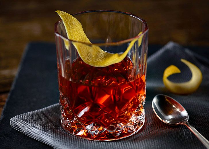 https://www.ohlq.com/globalassets/recipe-images/sazerac/sazerac_lifestyledesktop.jpg